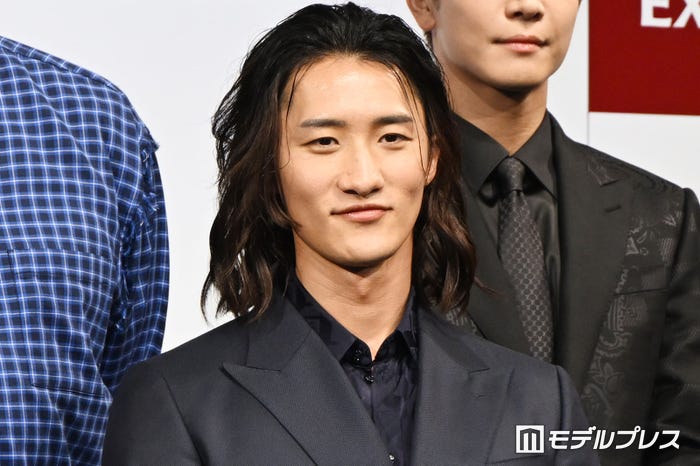 岩田剛典の質問に丁寧に答えた岩本照(C)モデルプレス