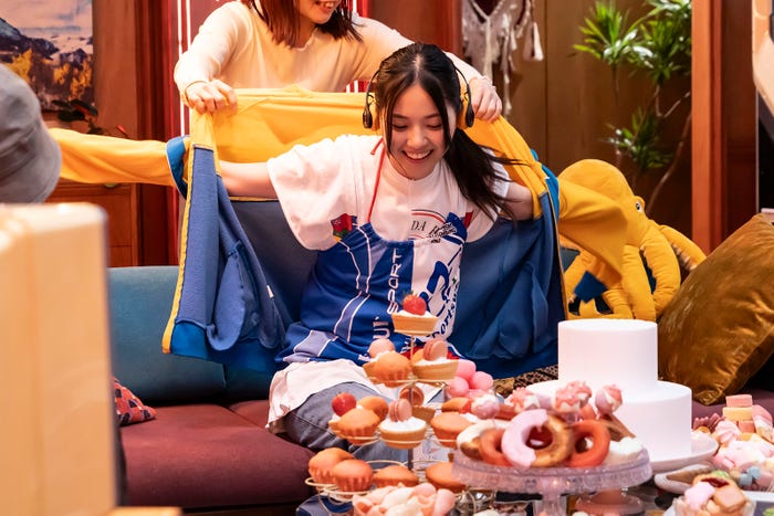 西野七瀬/新WEB-CM「夢中がはじまる。」篇メイキングより(提供写真)