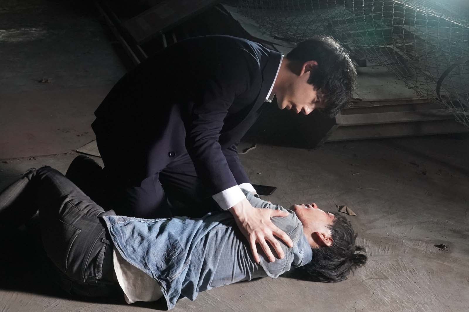 坂口健太郎、黒羽麻璃央「CODE―願いの代償―」第2話より（C）読売テレビ・日本テレビ