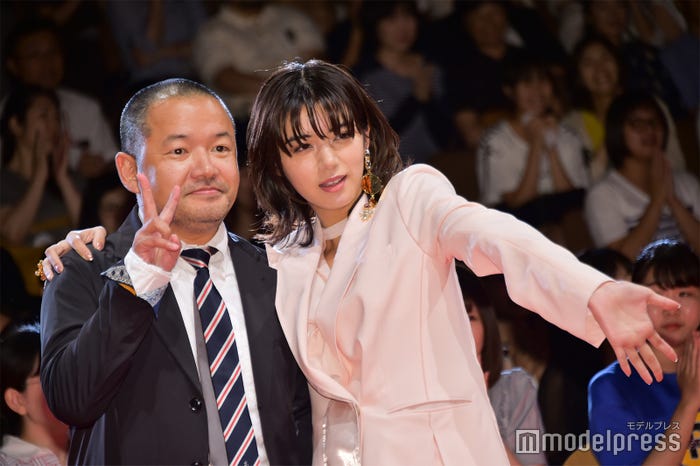池田エライザ(右)は大根仁監督と登壇 (C)モデルプレス