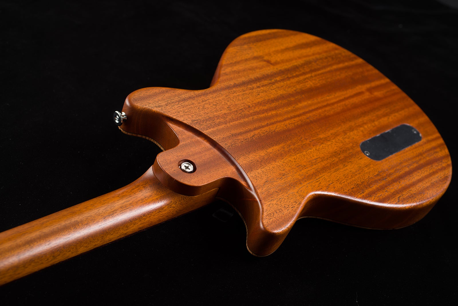 「帝劇オリジナルギター」（提供写真）