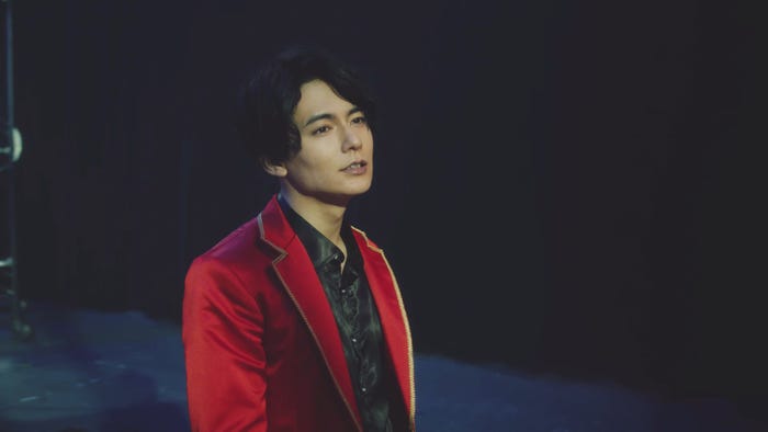 吉本坂46RED「君の唇を離さない」MVより(提供写真)