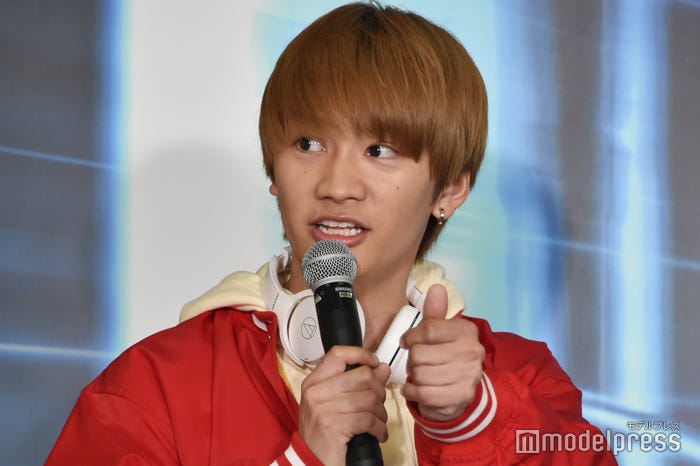 肩に虫がついている姿を赤楚衛二に写真に撮られた藤原丈一郎(C)モデルプレス