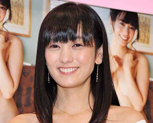 脊山麻理子、ワイシャツ×ビキニで登場 自身の“お尻”アピールも