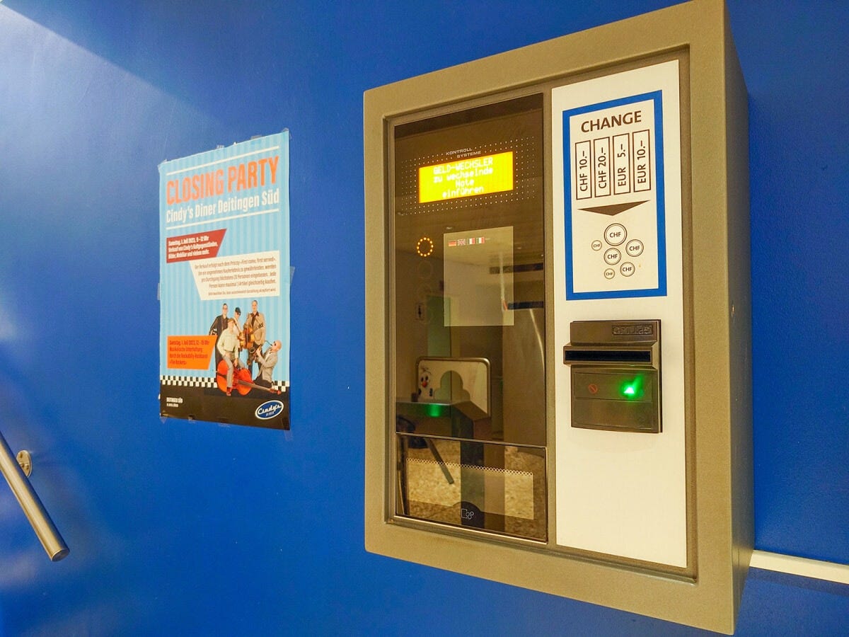 入口の横に設置されている両替機