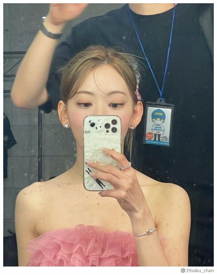 宮脇咲良、美デコルテ披露のメイク中ショット披露　背筋にも注目集まる