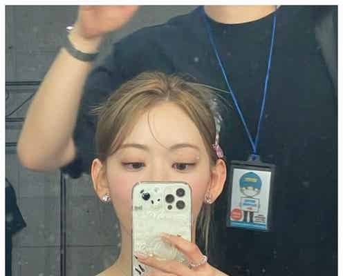 宮脇咲良、美デコルテ披露のメイク中ショット披露 背筋にも注目集まる