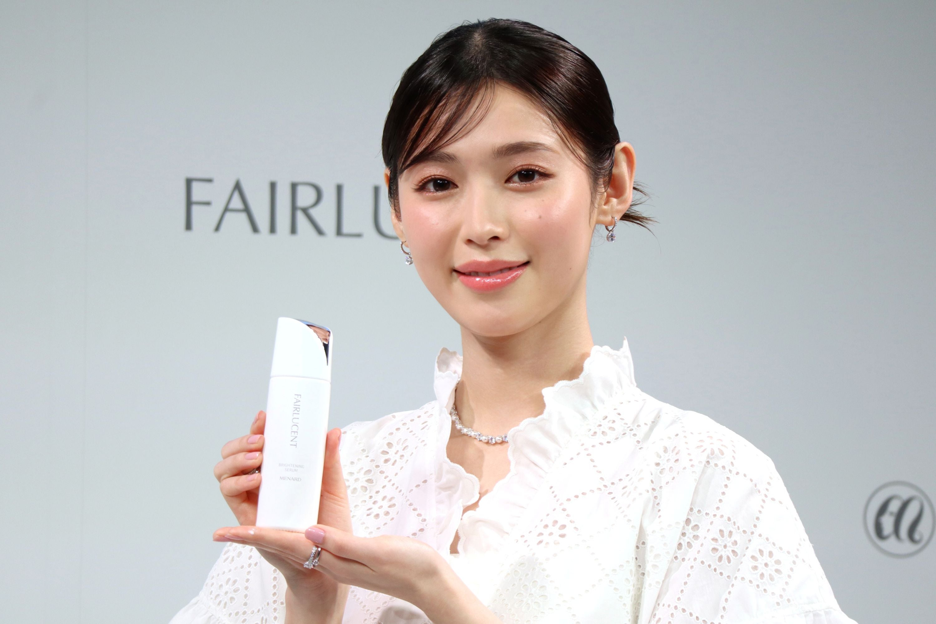 白石聖が透明感の秘訣を明かす！ メナード「フェアルーセント」新ミューズ就任発表会で書道を披露