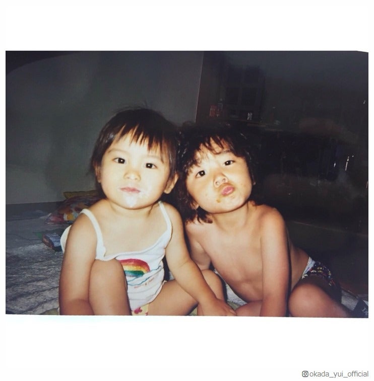 岡田結実、実兄との幼少期＆現在の2ショット公開「そっくり」「美男美女」と反響