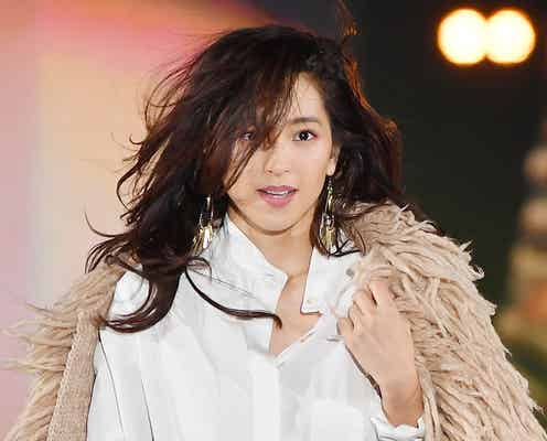 中村アン、かきあげヘアなびかせ大人なランウェイ ファーコーデで冬先取り!<GirlsAward 2016 A/W>