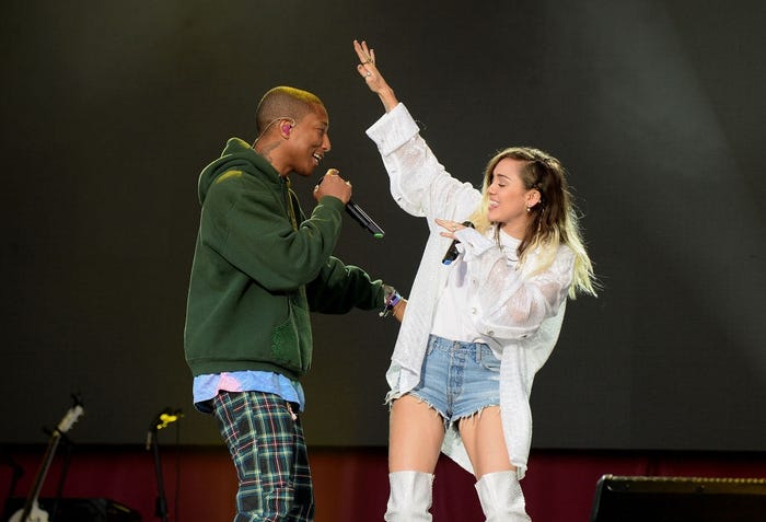 ファレル・ウィリアムスとマイリー・サイラス(「The One Love Manchester」/Photo:Getty)