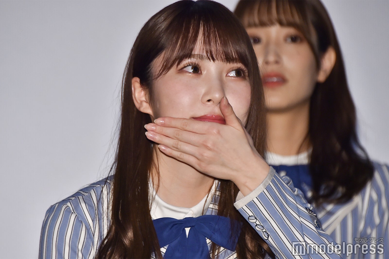 マウスシールドのあとがついていないか確認する加藤史帆 （C）モデルプレス