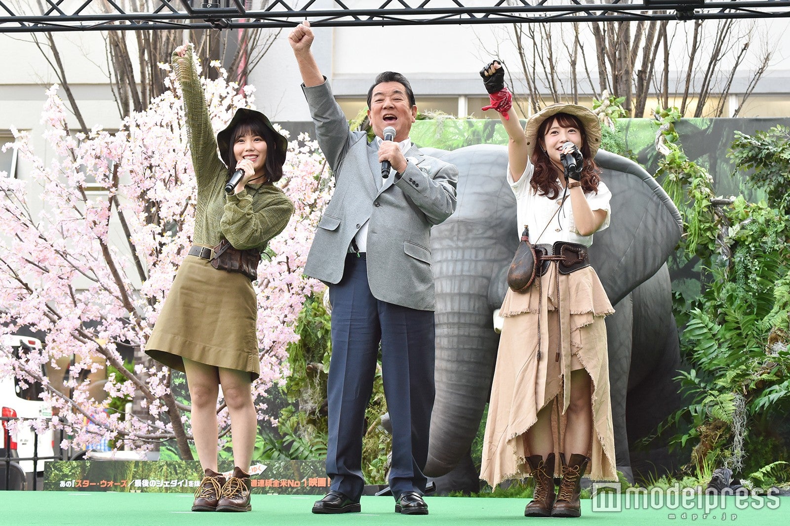 （左から）川後陽菜、加山雄三、斉藤優里（C）モデルプレス