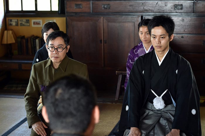 田口トモロヲ、松坂桃李/「この世界の片隅に」(C)TBS