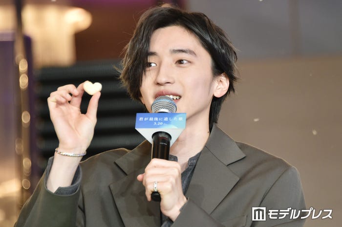 ハートのポップコーンを拾って喜ぶ道枝駿佑(C)モデルプレス