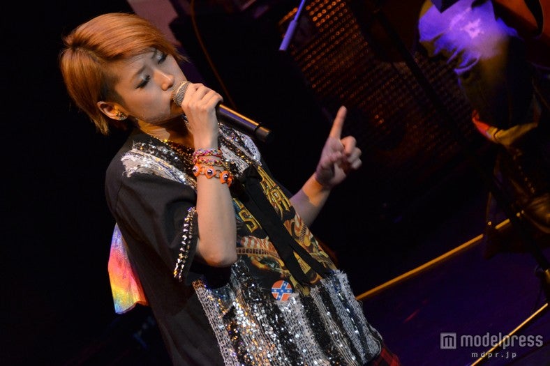 ステージで熱唱するIMALU