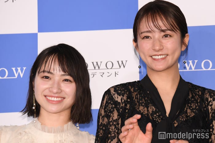 “群凶”ポーズで決める田牧そら、木村文乃(C)モデルプレス