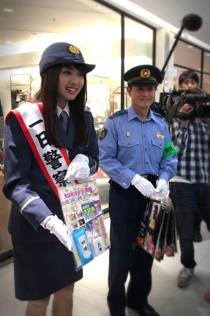 小倉駅で全国地域安全運動を実施した松元絵里花=事務所提供