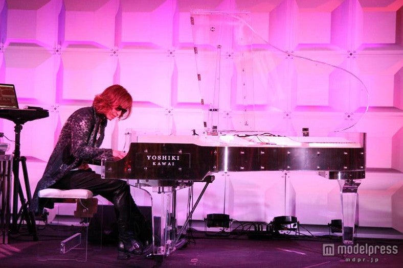 X JAPAN・YOSHIKI、ロスのセレブを感動へ誘う　ハローキティソングも初披露