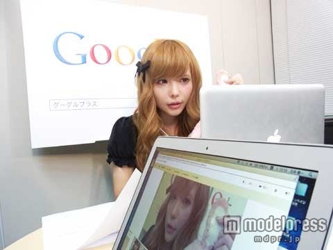 新曲発売日にファンと生チャットを行う益若つばさ