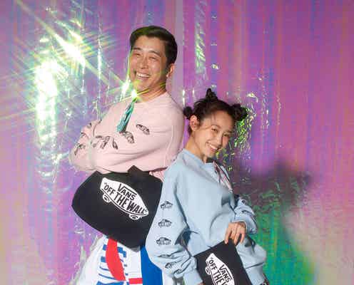 高橋愛&あべこうじ、ペアルックで夫婦共演 普段見ることのできない表情に
