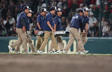 真夏の夜の激闘 九回2死にアクシデント 三重の二塁手・水野が足痙り担架で運ばれ交代に その後勝利も校歌歌えず「次は勝ってみんなのところに行けるように」