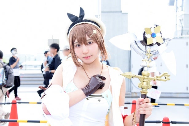 グラドル×コスプレイヤー・三橋くん「ライザのアトリエ」コスプレ「色味にこだわりスライムを自作」＜コミケ104＞ - モデルプレス