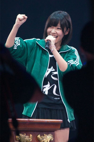 じゃんけんに勝利しガッツポーズを決める指原莉乃