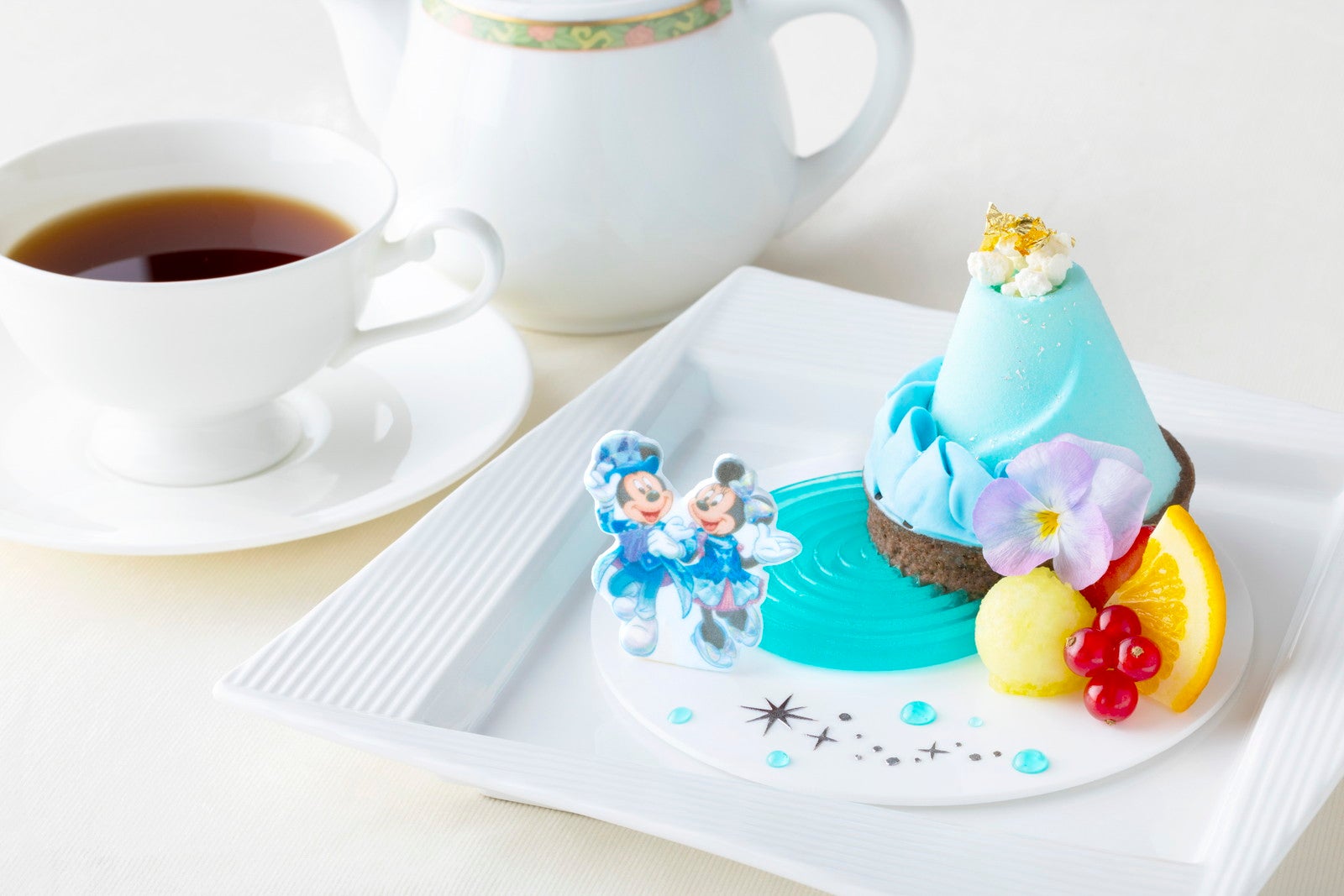 ディズニーアンバサダーホテル ハイピリオン・ラウンジ 東京ディズニーシー25周年“スパークリング・ジュビリー”ケーキセット ¥3,000 期間：4月8日（水）～5月19日（火）（C）Disney