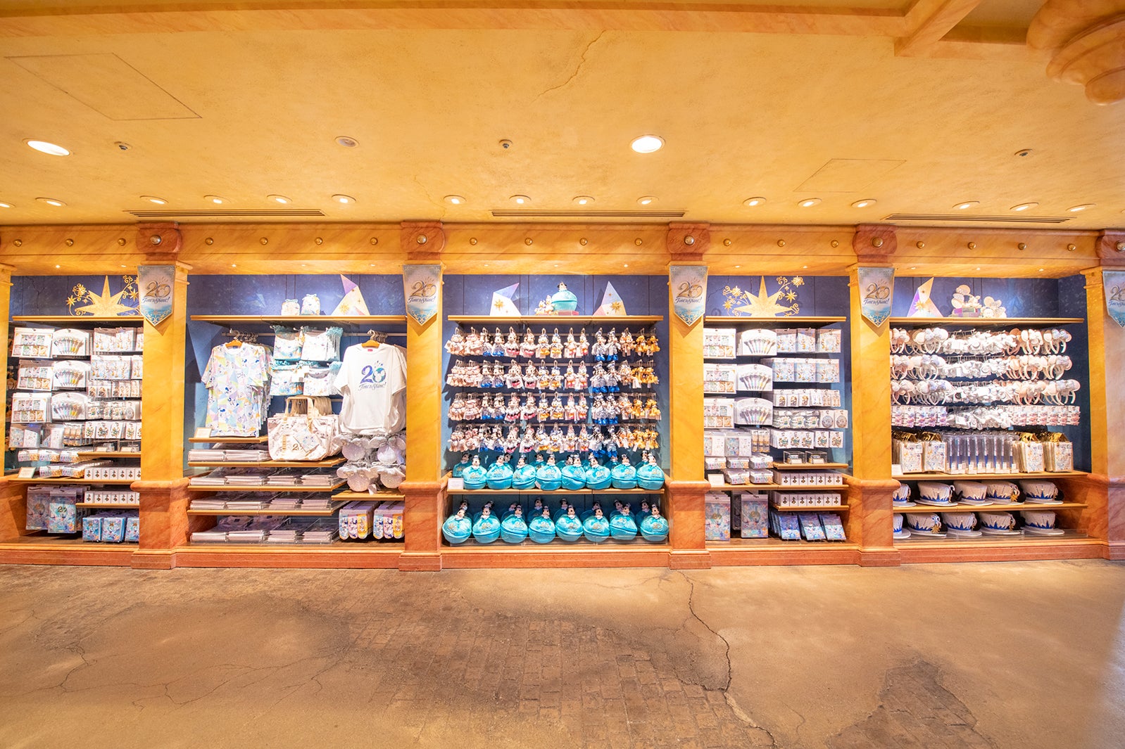 グッズ陳列の様子（C）Disney