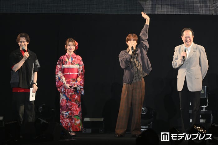 (左から)ウエンツ瑛士、りんか、松本怜生、松山市長・野志克仁氏(C)モデルプレス