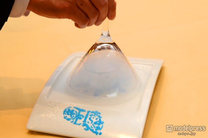 ドライアイスの煙が雰囲気を増す