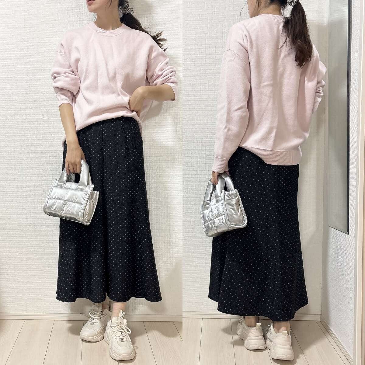 ユニクロのマーメイドマキシスカート×ピンクニットのカジュアルコーデ全身