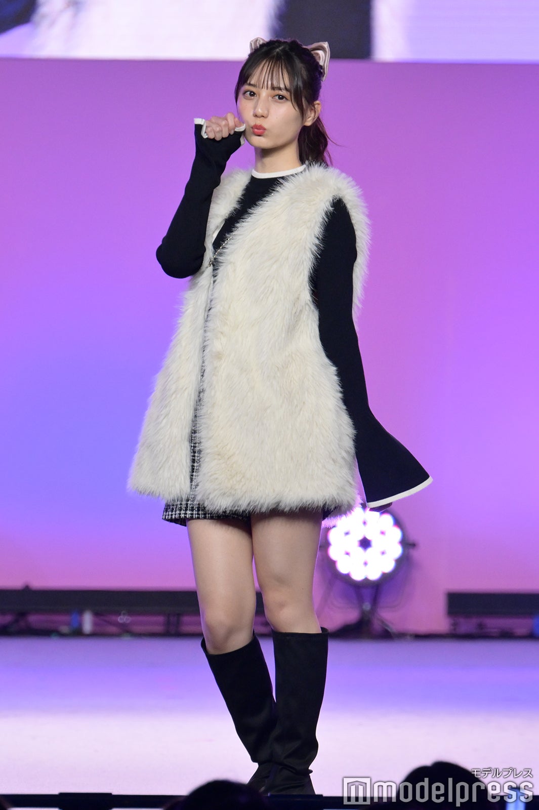 日向坂46小坂菜緒、ミニ丈ボトムスで美脚輝く “猫ポーズ”で会場虜に