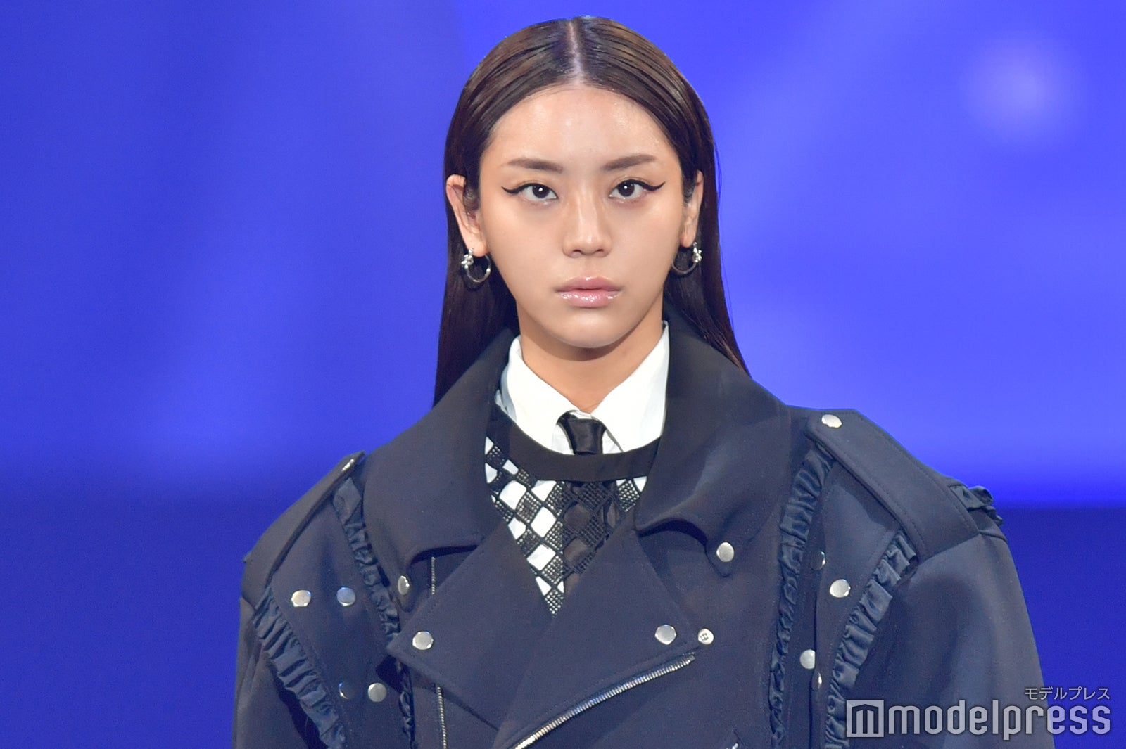 貴島明日香、美脚輝くコーデで登場 サングラス姿が新鮮＜札幌コレクション 2023 A／W＞