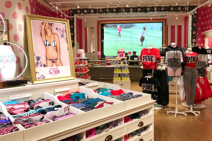 内装もピンク×白で華やか