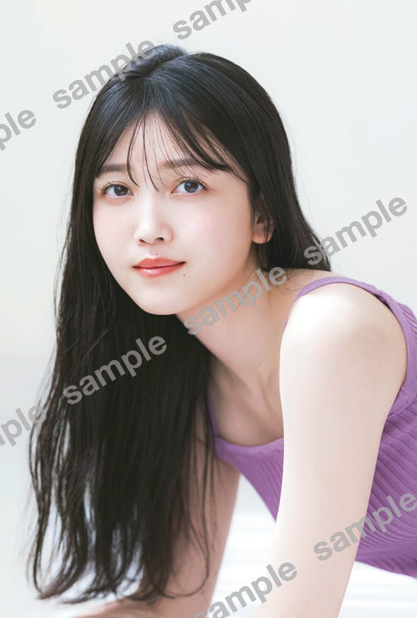 久保史緒里「WHITE graph 008」特典ポストカード/撮影:藤原宏(Pygmy Company)(提供写真)