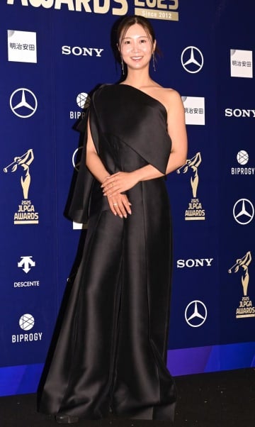 女子ゴルファーが美の競演！年間表彰式、トッププロがドレス姿で続々と登場 「眩しすぎる」「首が細くて美しい」と反響