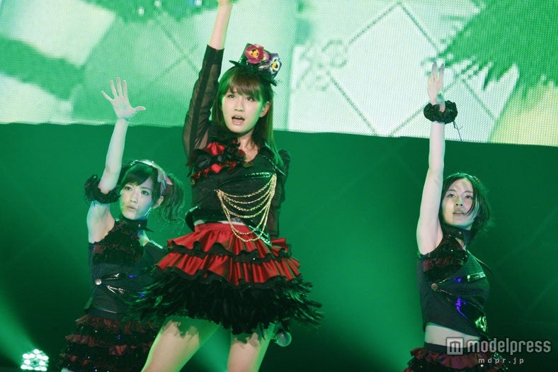 「黒い天使」を歌唱する前田敦子（C）AKS