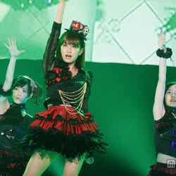 「黒い天使」を歌唱する前田敦子(C)AKS