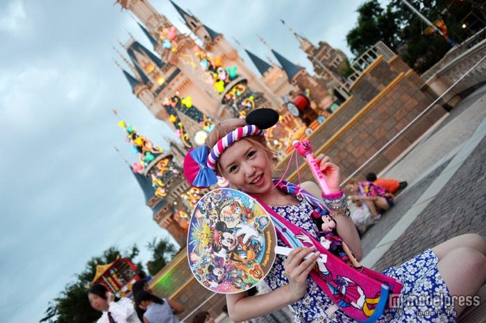 グッズを身につけて応援/モデル:河西里音