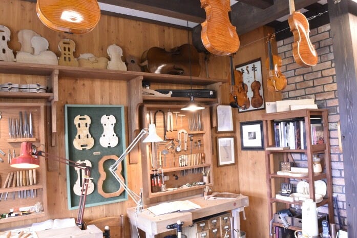 地球屋は3階建てでアンティークショップやバイオリン工房が本物さながらに再現されている。（C） Studio Ghibli