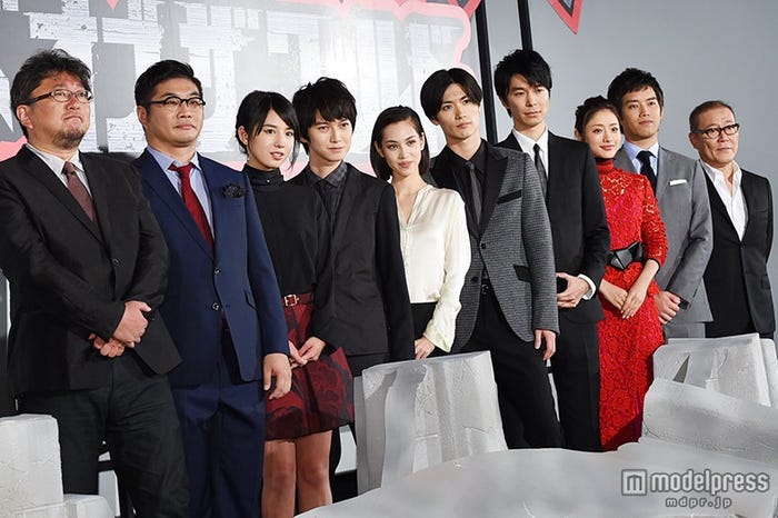 映画『進撃の巨人 ATTACK ON TITAN エンド オブ ザ ワールド』初日舞台挨拶/左から:樋口真嗣監督、松尾諭、桜庭ななみ、本郷奏多、水原希子、三浦春馬、長谷川博己、石原さとみ、三浦貴大、國村隼