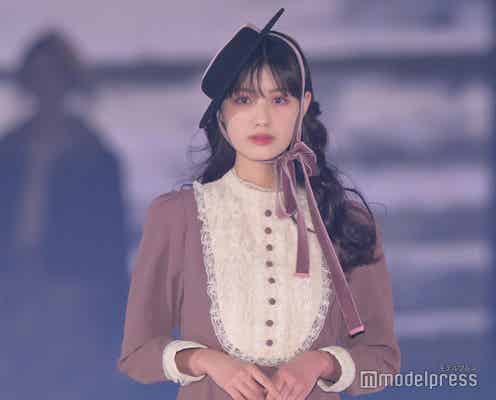 鶴嶋乃愛、優雅な“投げキス”披露 レトロ&ガーリースタイル着こなし<GirlsAward 2022 A/W>