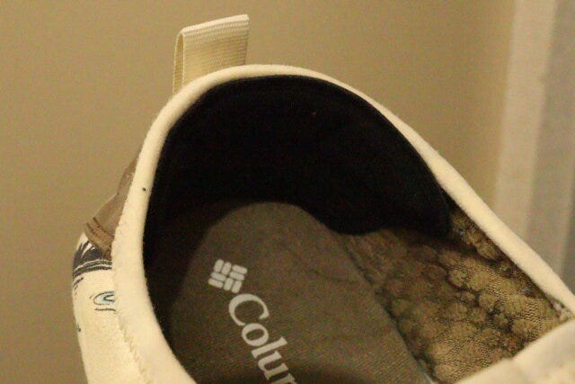 ダイソーの抗菌防臭サイズ調整用かかとパッド（薄め）を貼り付けた靴