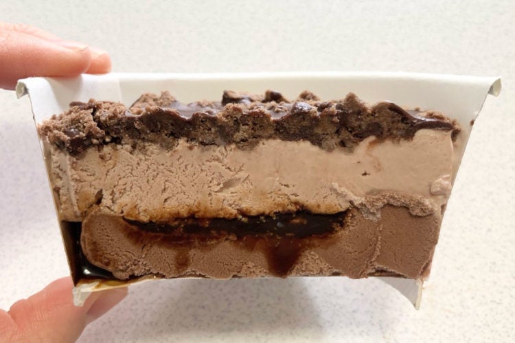 明治 エッセルスーパーカップSweet’s 4層仕立てのガトーショコラ