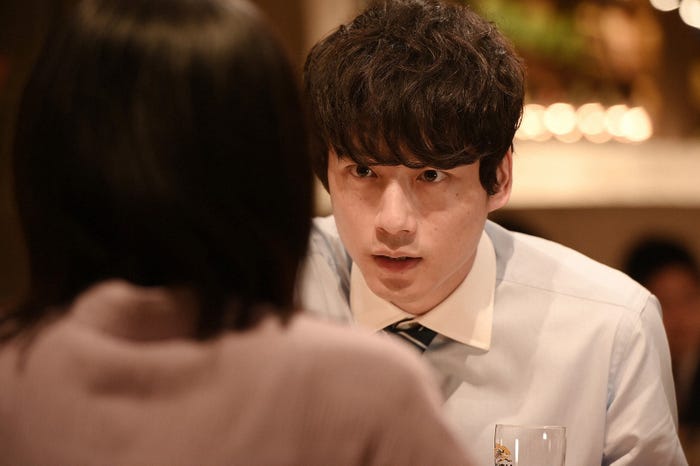 坂口健太郎/「婚姻届に判を捺しただけですが」第1話より(C)TBS