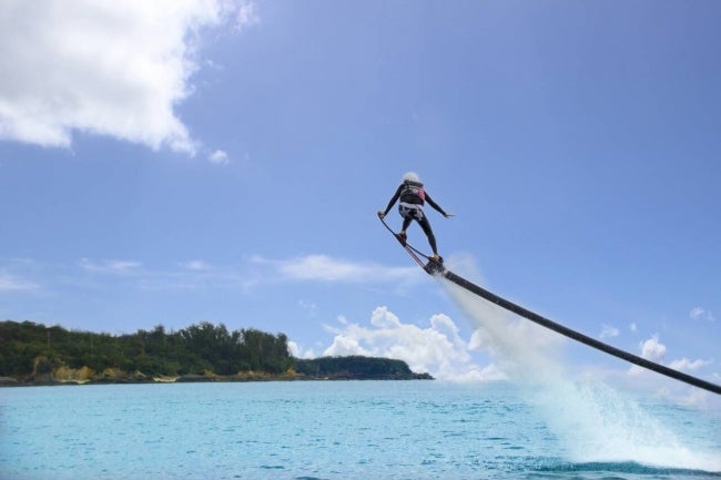 ホバーボード／画像提供：カヌチャベイリゾート
