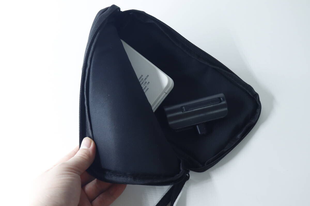 ポーチの中にモバイルバッテリーとスマホスタンドを入れている