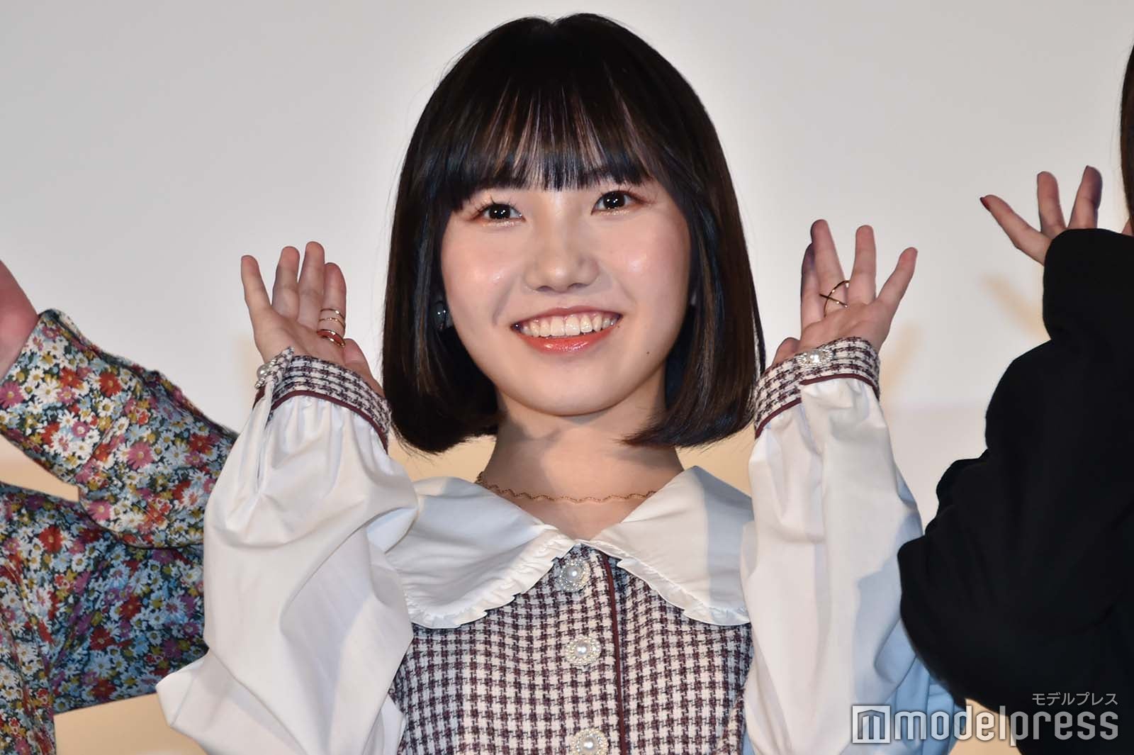 “耳すまポーズ”をする安原琉那（C）モデルプレス